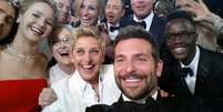 <p>O selfie com Brad Pitt, Angelina Jolie, Bradley Cooper, Julia Roberts, Jennifer Lawrence, Meryl Streep, Channing Tatum, Kevin Spacey, Jared Leto e Lupita Nyong'o alcançou 2,7 milhões de retuítes</p>  Foto: AP