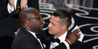 Brad Pitt e Steve McQueen celebram Oscar de Melhor Filme por '12 Anos de Escravidão'  Foto: Getty Images 