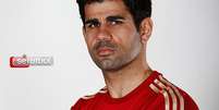 <p>Diego Costa posa pela primeira vez com a camisa da seleção espanhola</p>  Foto: SeFutbol / Twitter