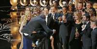 O diretor e produtor Steve McQueen pula para comemorar o Oscar de melhor filme para "12 Anos de Escravidão", nesta segunda-feira, em Los Angeles. 03/03/2014  Foto: Lucy Nicholson / Reuters