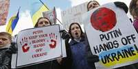 <p>Pessoas se manifestando contra as tropas russas na Ucrânia do lado de fora de uma reunião emergencial entre ministros das Relações Exteriores da União Europeia em Bruxelas</p>  Foto: Yves Herman / Reuters