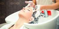 Hidratação constante mantém a saúde do cabelo  Foto: Shutterstock
