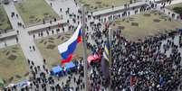 Manifestantes pró-russos em frente a sede do governo regional de Donetsk, leste da Ucrânia, em 3 de março  Foto: AFP