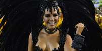 Rainha de bateria, a atriz Mariana Rios usou fantasia sensual  Foto: AFP