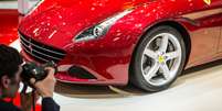 A Ferrari apresentou pela primeira vez a California T, durante o primeiro dia de imprensa do Salão do Automóvel de Genebra  Foto: AFP