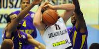 Moti Sasson chamou de "negros sujos" os jogadores de basquete estrangeiros que atuam no seu país  Foto: AFP