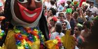 Bloco das Carmelitas esbanjou criatividade, alegria e amálgama de culturas no desfile desta terça-feira; entre os foliões estavam o Coringa, aqui-inimigo de Batman; Wilson, a personagem inanimada do filme 'Náufrago'; e até uma gangue de Mários, do jogo homônimo da Nintendo  Foto: Ale Silva / Futura Press