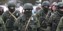 Soldados pró-russos fazem guarda a uma base da infantaria ucraniana em Perevalne, Ucrânia, nesta terça-feira, 4 de março  Foto: AP