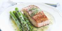 <p>Peixes ricos em "gordura boa", como o salmão, ajudam a aliviar os sintomas da ansiedade</p>  Foto: Getty Images 