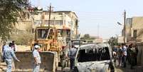 Força de segurança do Iraque faz inspeção do local onde aconteceu explosão de um carro bomba na cidade de Bagdá nesta quarta-feira. Pelo menos duas pessoas morreram neste atentado, um dos sete carros que explodiram na capital do país, que mataram pelo menos 14 pessoas  Foto: Reuters