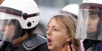 <p>A ativista e Nobel da Paz na foto de fevereiro de 2012, quando foi presa pela polícia de Bahrein, durante protestos para direitos das mulheres</p>  Foto: AP