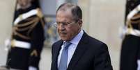 O ministro das Relações Exteriores da Rússia, Serguei Lavrov, deixa o Palácio do Eliseu, em Paris  Foto: Reuters