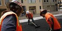 <p>Trabalhadores espalham asfalto em rua de San Francisco. Os empregadores do setor privado dos EUA abriram 139 mil vagas de trabalho em fevereiro</p>  Foto: Robert Galbraith / Reuters