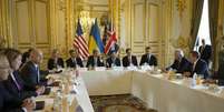 <p>O secretário de Estado dos Estados Unidos, John Kerry, o ministro ucraniano das Relações Exteriores, Andrii Deshchytsia (à direita), e o secretário de Relações Exteriores da Grã-Bretanha, William Hague (à esquerda), em uma reunião internacional sobre a crise em Paris. Deshchytsia disse nesta quarta-feira que deseja buscar uma solução pacífica para o conflito com a Rússia</p>  Foto: Kevin Lamarque / Reuters
