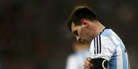 <p>Messi passou mal em campo durante amistoso</p>  Foto: Reuters