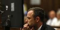 Oscar Pistorius escuta depoimento de testemunha durante o terceiro dia de seu julgamento em Pretória  Foto: AP