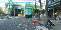 Lixo se acumula no Bairro da Vila Valqueire, zona oeste do Rio de Janeiro  Foto: Arion Marinho / Futura Press