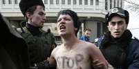 <b>6 de março - </b>Uma delas foi rapidamente detida. A outra conseguiu correr aos gritos de "Parem com a guerra de Putin"  Foto: Reuters