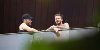 <p>David Beckham na sacada do hotel que está hospedado</p>  Foto: André freitas e Gabriel Reis / AgNews