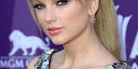Sucesso absoluto entre famosas internacionais como Taylor Swift, o estilo de maquiagem costuma evidenciar de forma sutil os olhos ou a boca   Foto: Shutterstock