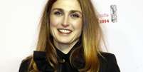 Atriz francesa Julie Gayet ao chegar para a 39ª cerimômia de premiação do cinema francês Cesar Awards, em Paris, em 28 de fevreiro  Foto: AFP