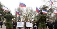 <p>Manifestantes pró-Rússia participam de encontro em Simferopol. O decreto que estabelece a Crimeia como parte da Rússia já está em vigor e as tropas ucranianas que permanecem na península serão tratadas como tropas de ocupação, disse o vice-premiê da região</p>  Foto: Vasily Fedosenko / Reuters