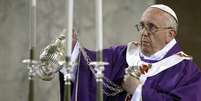 Papa Franscisco abençoa o altar durante benção nesta quarta-feira, 5, na Basílica de Santa Sabina, em Roma  Foto: Reuters