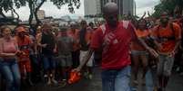 Um dos símbolos do Carnaval carioca, o gari Renato Luiz Lourenço participou nesta quinta-feira do protesto promovido pela categoria  Foto: Mauro Pimentel / Terra
