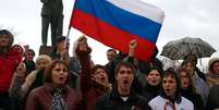 Manifestantes pró-Rússia apoiam adesão da Crimeia ao país durante reunião em praça na Ucrânia  Foto: AP