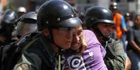 Guardas nacionais detém manifestante durante protestos em Caracas, em 6 de março. Um soldado e um motociclista morreram em confrontos  Foto: Reuters