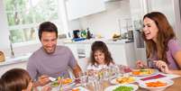 Os pais são o exemplo para os filhos: na hora da refeição, o ambiente deve ser agradável e com todos sentados à mesa  Foto: Shutterstock