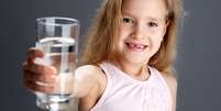 Crianças e adolescentes devem beber de 1,5 a 2,5 litros por dia para o bom funcionamento do organismo  Foto: Shutterstock