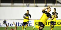 Leandro Damião fez um dos gols da vitória santista nesta quinta  Foto: Helio Suenaga / Gazeta Press