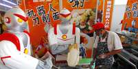 <p>O super-her&oacute;i japon&ecirc;s Ultraman &eacute; um dos mais populares atualmente em toda a &Aacute;sia. Na foto, bonecos vestidos de Ultraman em mercado da China</p>  Foto: AP