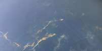 Vista aérea da mancha de óleo, a partir de um avião da Força Aérea do Vietnã, nas buscas pelo avião desaparecido da Malaysia Airlines, neste sábado, 8 de março  Foto: Reuters
