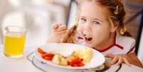 A criança precisa se familiarizar com o ato de se alimentar e com o uso dos talheres, para ter um desenvolvimento saudável   Foto: Shutterstock