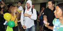 O cantor Ricky Martin desembarcou na tarde de domingo (9) no aeroporto do Gale&atilde;o, no Rio de Janeiro  Foto: Delson e Dilson Silva / AgNews