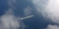 Fotografia de avião vietnamita mostra embarcação no Mar da China Meridional em busca do avião desaparecido  Foto: AP
