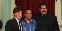 <p>O presidente da Venezuela, Nicolás Maduro (direita) com o ator americano Sean Penn (esquerda) e o primeiro-ministro do Haiti, Laurent Lamothe (centro)</p>  Foto: Reuters