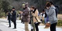 Manifestantes antinucleares soltaram balões e fizeram um minuto de silêncio em homenagem às vítimas de 11 de março de 2011 no Japão. Nos balões é possível ler "Fukushima retornará"  Foto: AP