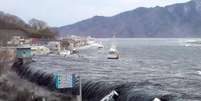 Foto tirada em março de 2011 em Miyako, Japão, alguns dias depois do terremoto de magnitude de 9, seguido do tsunami que inundou cidades inteiras e mudou o eixo da Terra, destruindo tudo na costa nordeste do Japão  Foto: AFP