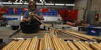 <p>IBGE revisou a queda da produção industrial de 2014 para 3,3%, ante baixa de 3,2% divulgada anteriormente</p>  Foto: Nacho Doce / Reuters