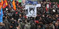 Manifestante levanta cartaz com foto de Berkin Elvan escrito "Queremos justiça", após o anúncio da morte do jovem de 15 anos, nesta terça-feira, 11 de março  Foto: AFP