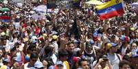 Um grupo de oposição ao governo reunido em manifestação contra Maduro nesta quarta-feira, quando se completa um mês de protestos  Foto: Reuters
