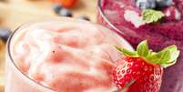 De origem californiana, os chamados smoothies costumam ser feitos com   frutas, vegetais, iogurte e muito gelo     Foto: Shutterstock 