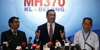 <p>Ministro do Transportes da Malásia, Hishammuddin Hussein (ao centro) desmentiu a informação divulgada pelo Wall Street Journal de que o voo da Malaysian Airlines teria percorrido mais de 3 mil quilômetros após o último sinal detectado pelo radar</p>  Foto: Reuters