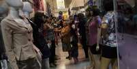 <p>Queda no faturamento aconteceu em seis das dez atividades do comércio, incluindo o setor de vestuário</p>  Foto: Nacho Doce / Reuters