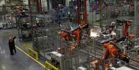 <p>Robôs trabalham em um Mini 2013 na fábrica da BMW em Oxford, no sul da Inglaterra</p>  Foto: Suzanne Plunkett / Reuters
