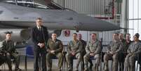 Presidente da Polônia, Bronislaw Komorowski, fala com homens da aviação dos Estados Unidos e da Polônia nesta terça-feira. Os EUA enviaram jatos para o país em meio às tensões na Ucrânia  Foto: AP