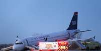 Aeronave da US Airways ficou parada na pista ap&oacute;s falha no trem de pouso  Foto: Matt Slocum / AP